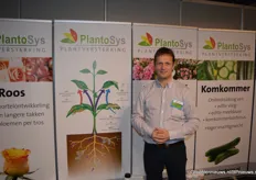 Hans van Eijk (PlantoSys) op de foto met de uitleg over plantversterking.